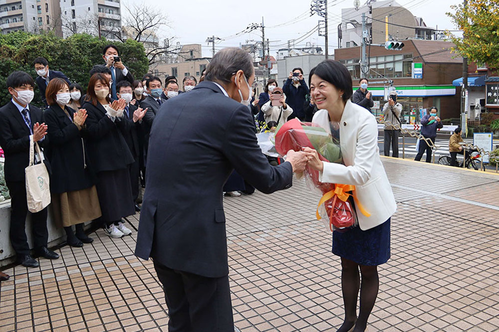 和氣副区長から花束を受けとる森澤区長